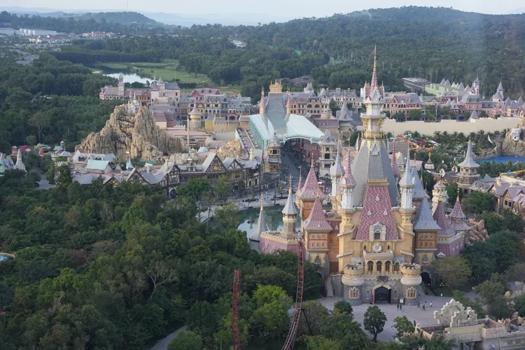 位於越南富國島的「珍珠奇幻樂園」，不僅有著越南版迪士尼的稱號，更是全越南最大的主題樂園。娜拉攝