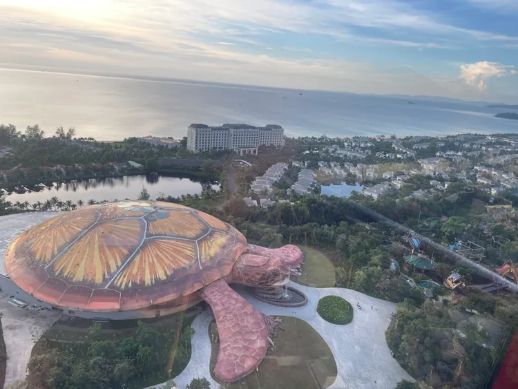 樂園裡還有一個外觀以巨大海龜為造型的水族館，不僅有著全球前5大水族缸，其獨特的建築外觀更成為富國島知名地標。娜拉攝