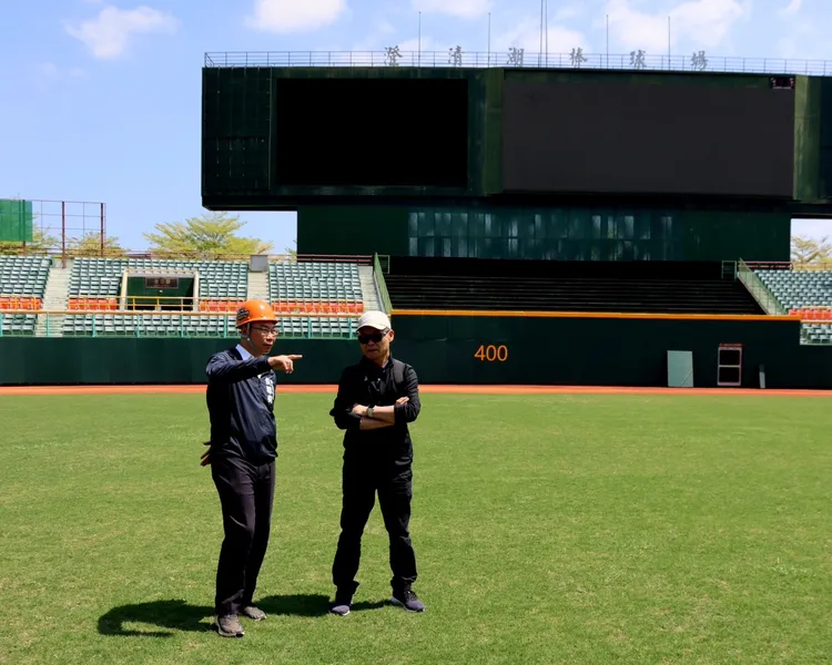 運發局長侯尊堯(左)向楊秘書長說明球場整備進度。運發局提供
