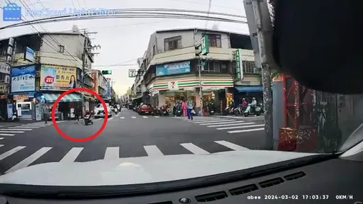 台中婦違規過馬路竟將嬰兒車停路口　網批太離譜！警方：已違規
