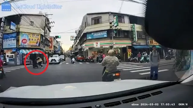 路人連忙推回嬰兒車。翻攝臉書「大里人聊天室2.0」