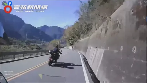 重機鬼切！撞進水溝「空翻2圈解體」人噴飛　害後車也慘摔