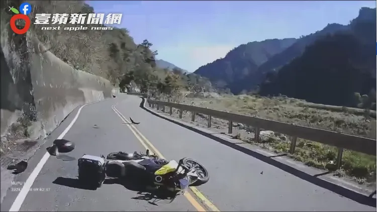 後方騎士被紅牌重機害得跟著摔車，起身後無奈地看著自己愛車倒地受損。翻攝自臉書「爆廢公社」