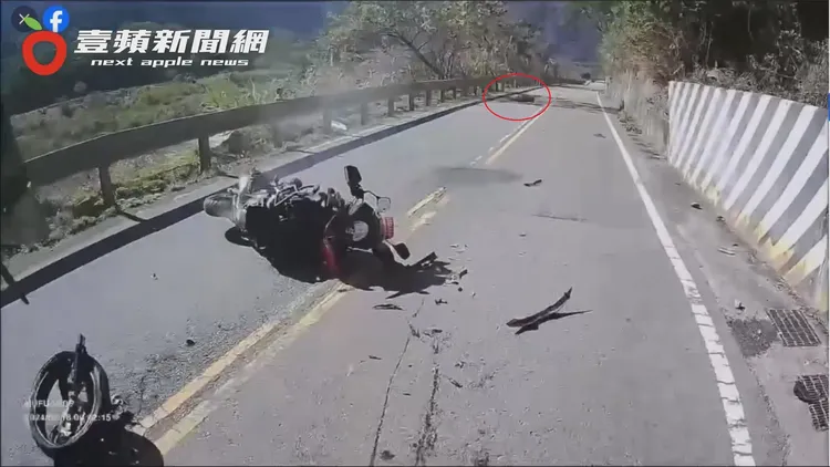 紅牌重機支離破碎，騎士(紅圈處)慘摔噴飛到遠處。翻攝自臉書「爆廢公社」