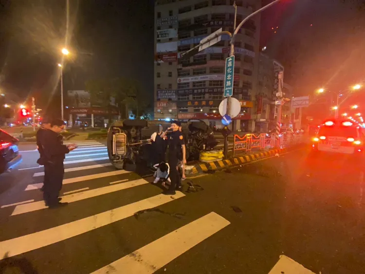 張男酒駕肇事依法送辦，同車2名乘客也被告發。民眾提供