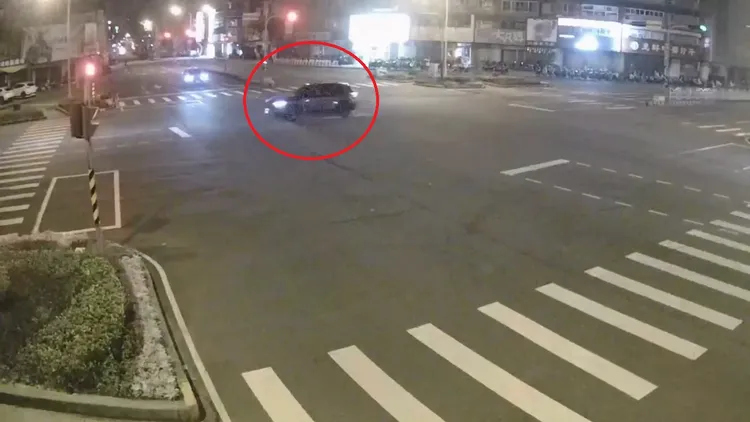 自小客車行經路口時自撞中央分隔島。民眾提供