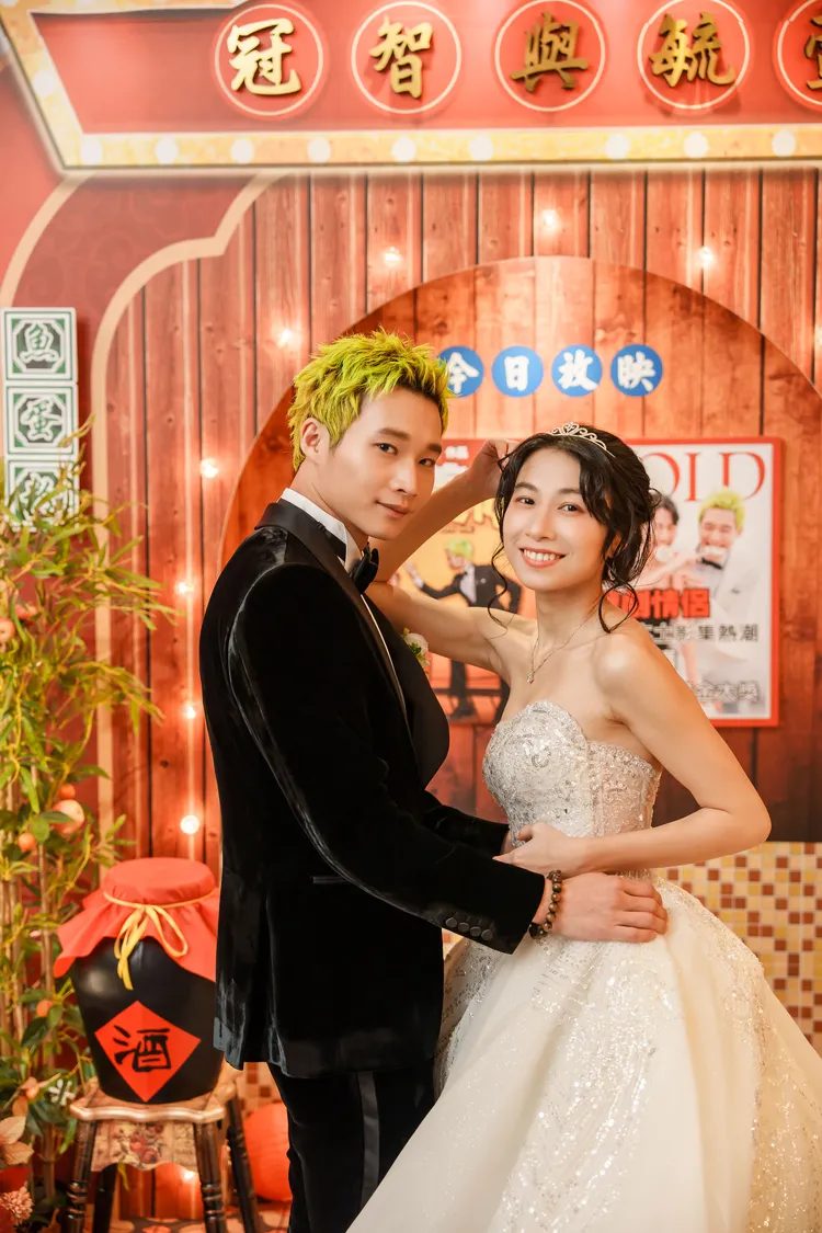 黃冠智（左）和小綠今於高雄舉行婚宴。影一製作所提供