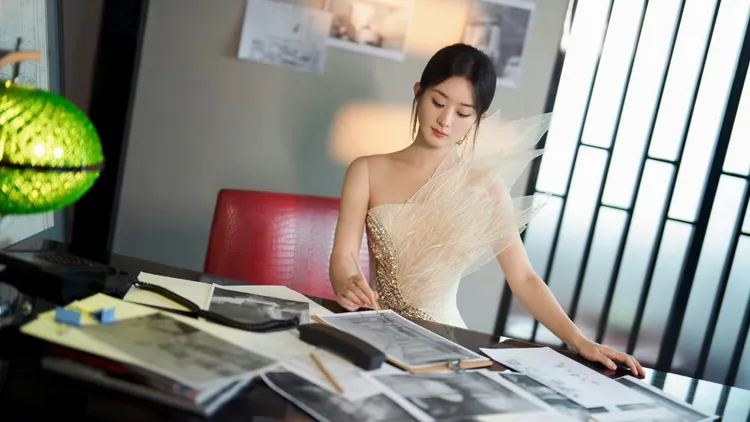 香檳色刺繡釘珠禮服以鳳凰作為主題。翻攝趙麗穎工作室微博