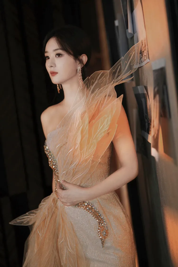 趙麗穎選穿俄羅斯高訂品牌Yanina 2024春夏訂製系列禮服。翻攝趙麗穎工作室微博