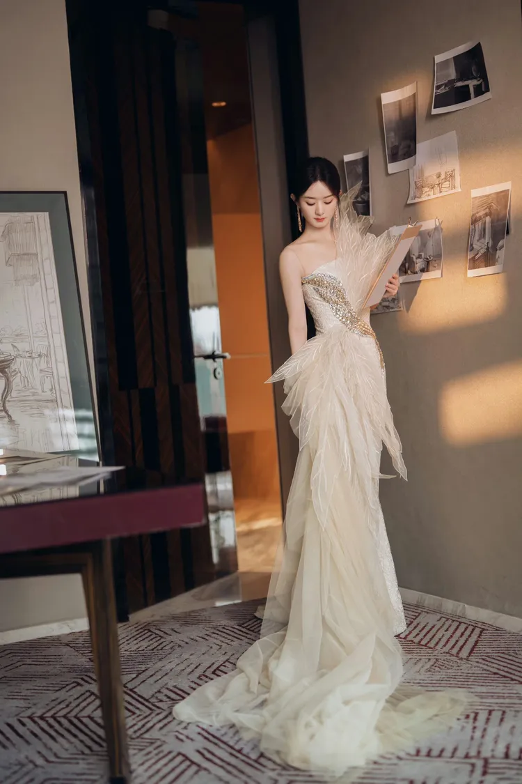趙麗穎選穿俄羅斯高訂品牌Yanina 2024春夏訂製系列禮服。翻攝趙麗穎工作室微博