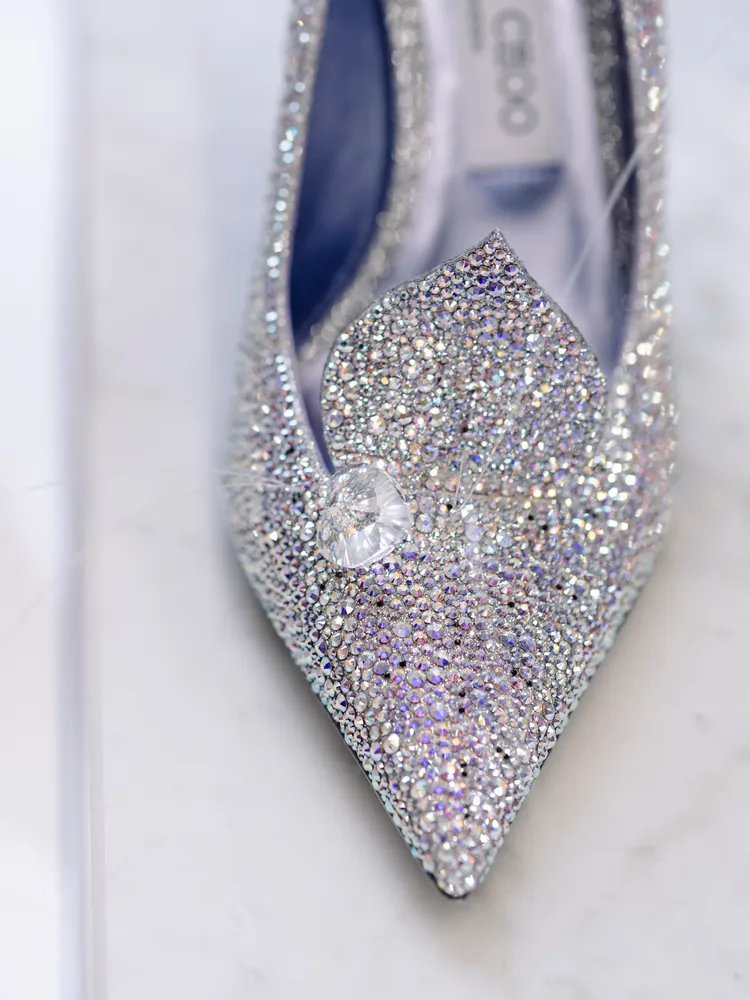 尖頭鞋款上縫嵌錯落心形水晶。品牌提供