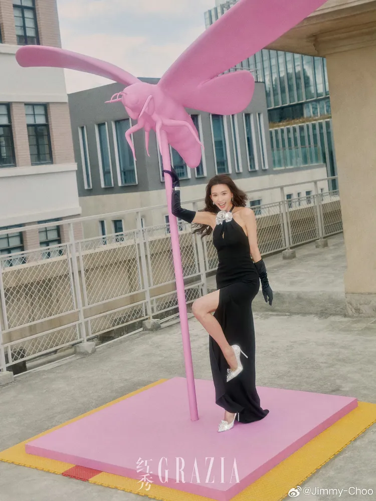 林志玲身穿的黑色長洋裝開衩到大腿一半相當性感。品牌提供