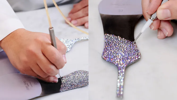 將12938顆施華洛世奇水晶以手工鑲嵌的方式綴滿鞋款。品牌提供