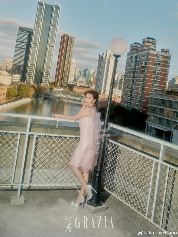 套上粉色薄紗洋裝的林志玲既俏皮又夢幻。品牌提供