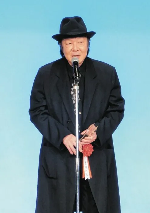 古田新太昨出席頒獎典禮，戴著帽子遮掩頭部傷勢。翻攝《中日體育》