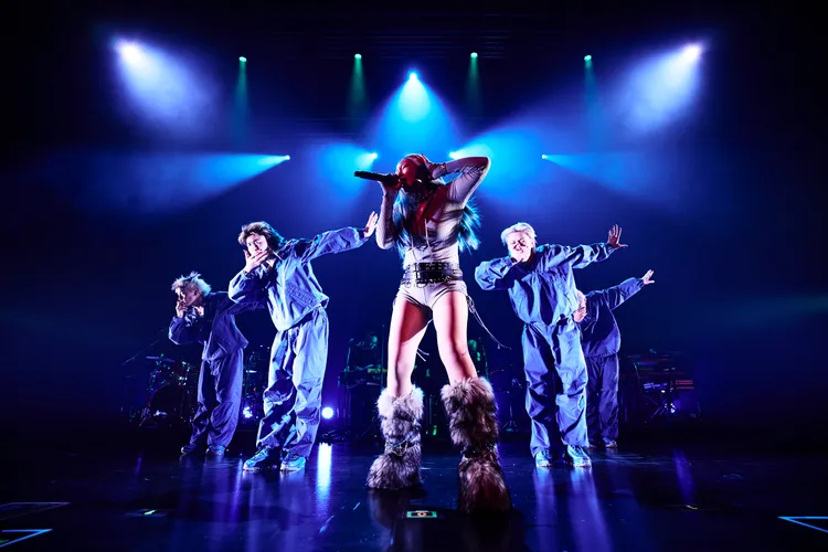 恰米娜帶著舞群登場。大鴻藝術BIG ART / 華納音樂