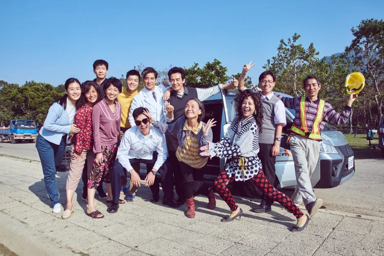 《在光裏的人》演員包含（前排左起）廖曉彤、黃采儀、杜蕾、王傳一、柯淑勤、錦雯、（後排左起）李國強、蔡天嘉、翁家明、霍正奇、游小白、謝其文。大愛電視提供）