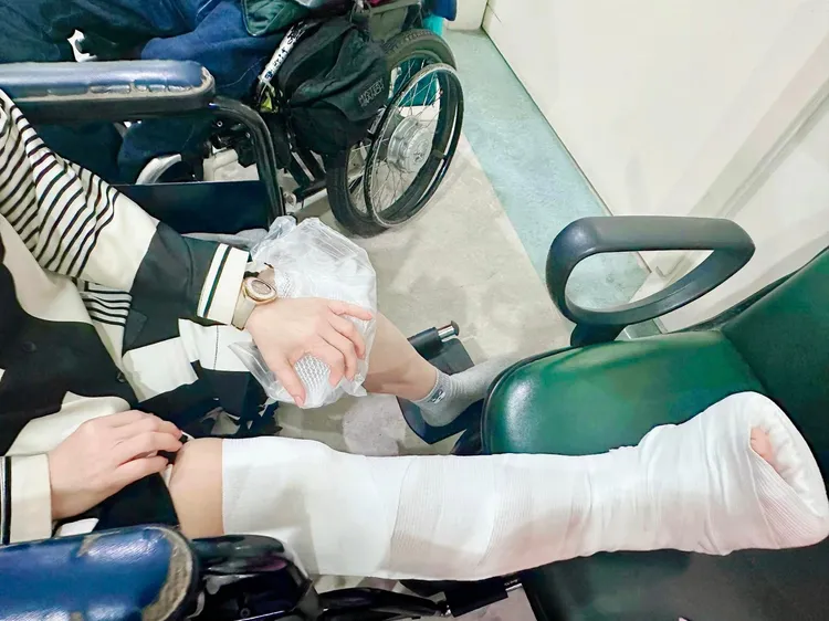 醫師診斷為右膝蓋骨裂，須休養三個月。取自臉書