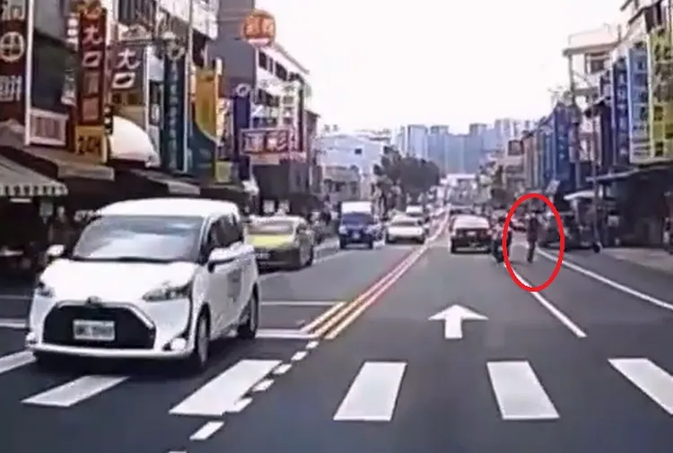 洪男在馬路上騎電動自行車已違反道路交通管理處理罰例，最重可處3600元罰鍰。民眾提供