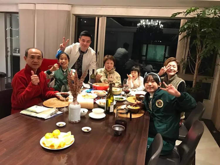 小S公公許慶祥(左紅衣)心肌梗塞猝逝家中。翻攝自小S臉書
