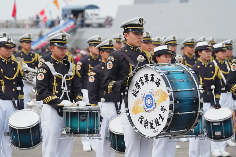 海軍官校學生鼓號樂隊帶來精彩演出。市府提供