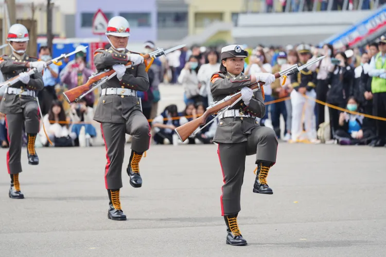 海軍陸戰隊儀隊帶來精彩操槍演出。市府提供