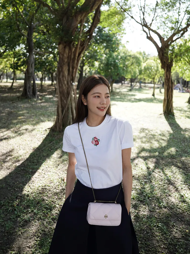 許路兒以青春裝扮搭上Kira菱格絎縫翻蓋肩背包。翻攝許路兒IG