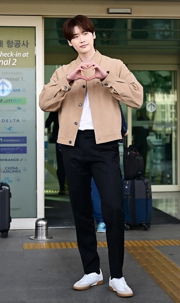 李鍾碩比出愛心手勢。品牌提供