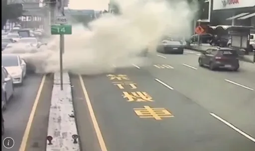 林口Volvo休旅車火燒車冒濃煙 駕駛急借商家滅火器自救