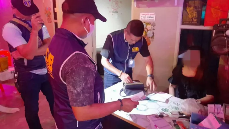 警方當場逮捕39歲女老闆。Thairath