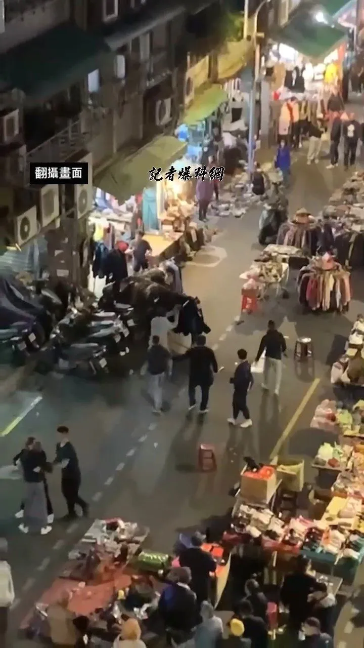 萬華幫派份子鬥毆，市集攤商無辜遭波及。翻攝自記者爆料網