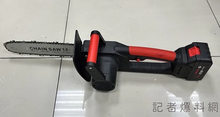 轄區警方查扣昨晚幫派械鬥時，其中一派人馬持械揮舞的鏈鋸。取自記者爆料網