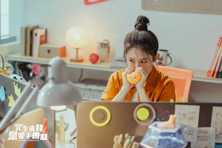 郭書瑤扮演精打細算的會計簡可可。TVBS提供