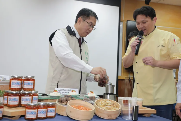 黃偉哲動手做調味品。市府提供