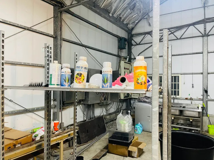 屋內放滿裁種大麻的用品。民眾提供