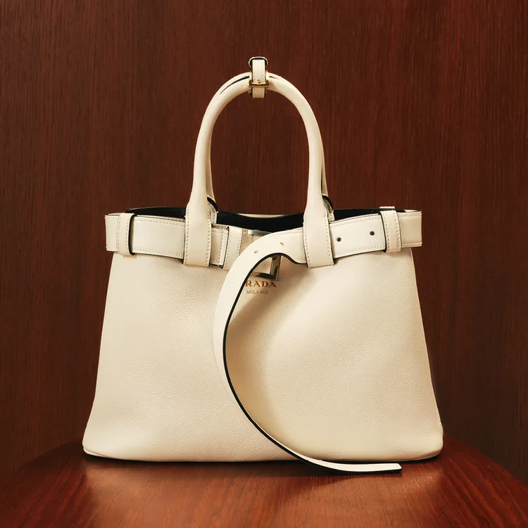 PRADA Buckle包。品牌提供