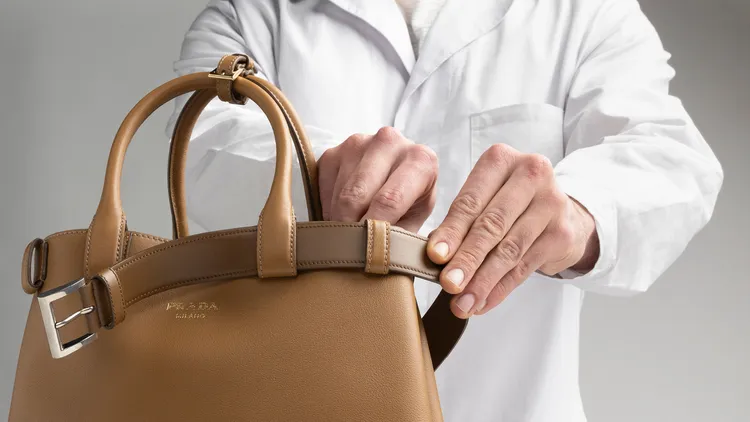 PRADA Buckle包款上方輪廓擁有腰帶細節點綴。品牌提供