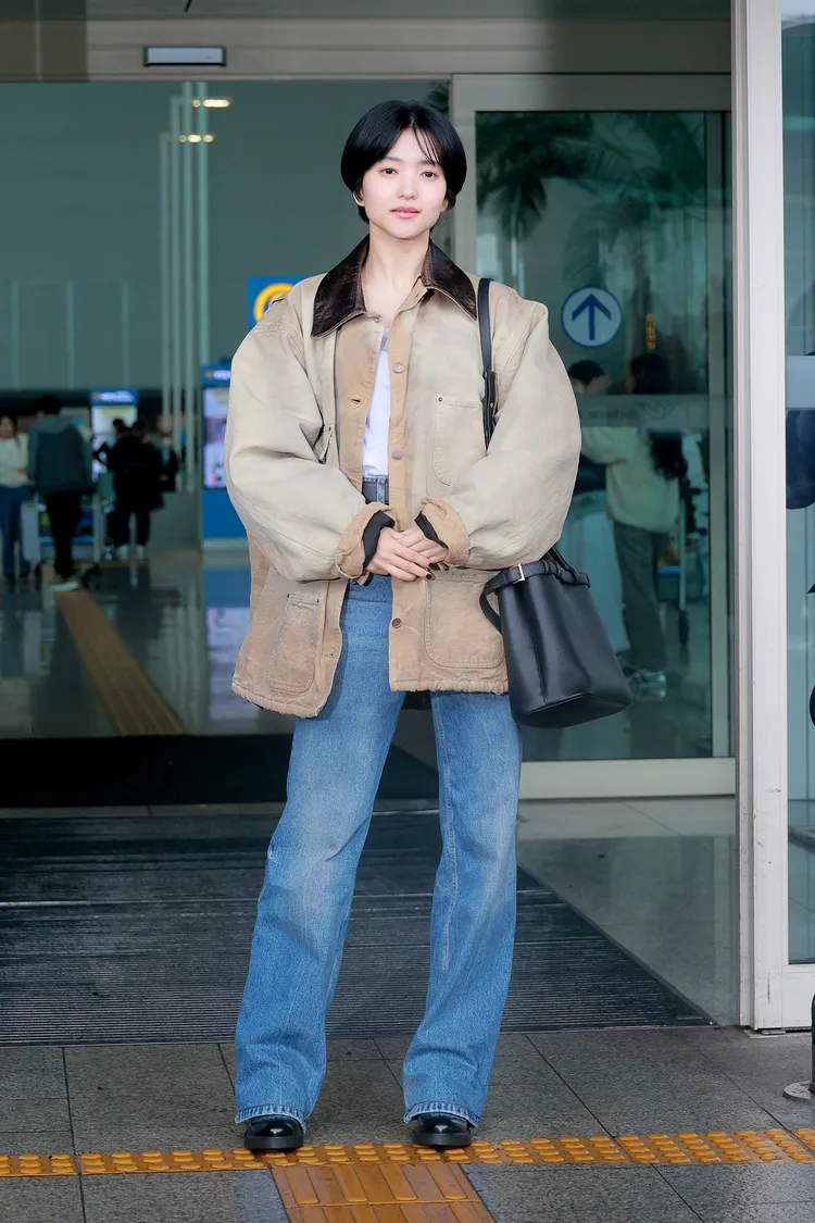 金泰梨搭機也選擇了PRADA Buckle包。品牌提供