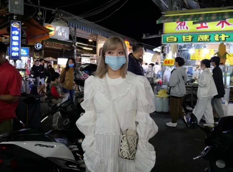 卡莉怪妞昨晚去逛瑞豐夜市。翻攝卡莉怪妞IG