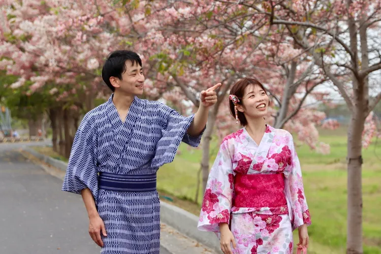 日本夫婦開心賞花，笑說有種置身櫻花季的錯覺。校方提供