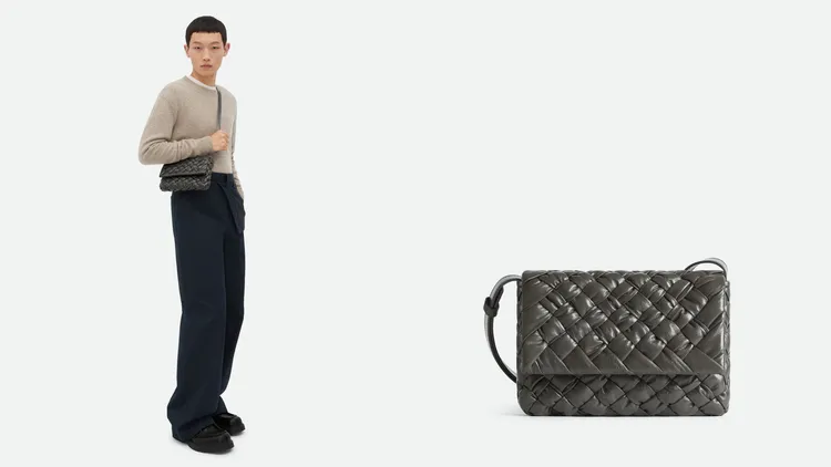 BOTTEGA VENETA Rumple石墨灰編織皮革斜背包，11萬3000元。品牌提供