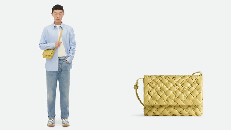 BOTTEGA VENETA Rumple稻草黃編織皮革斜背包，11萬3000元。品牌提供