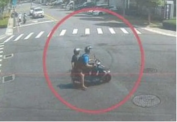 去年5月4日，夏男騎機車載穿著短褲短袖及拖鞋的賴姓高中生，去戶政所登記結婚。資料照片