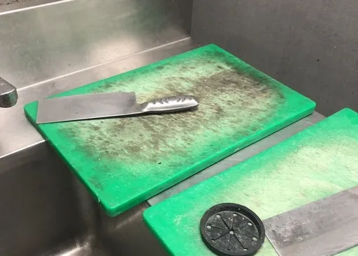 火鍋店砧板發霉還在用 竹縣衛生局查缺失限期改善