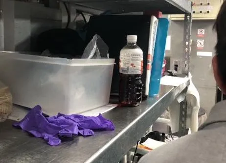 作業區層架物品髒亂未清潔整理，新竹縣府提供