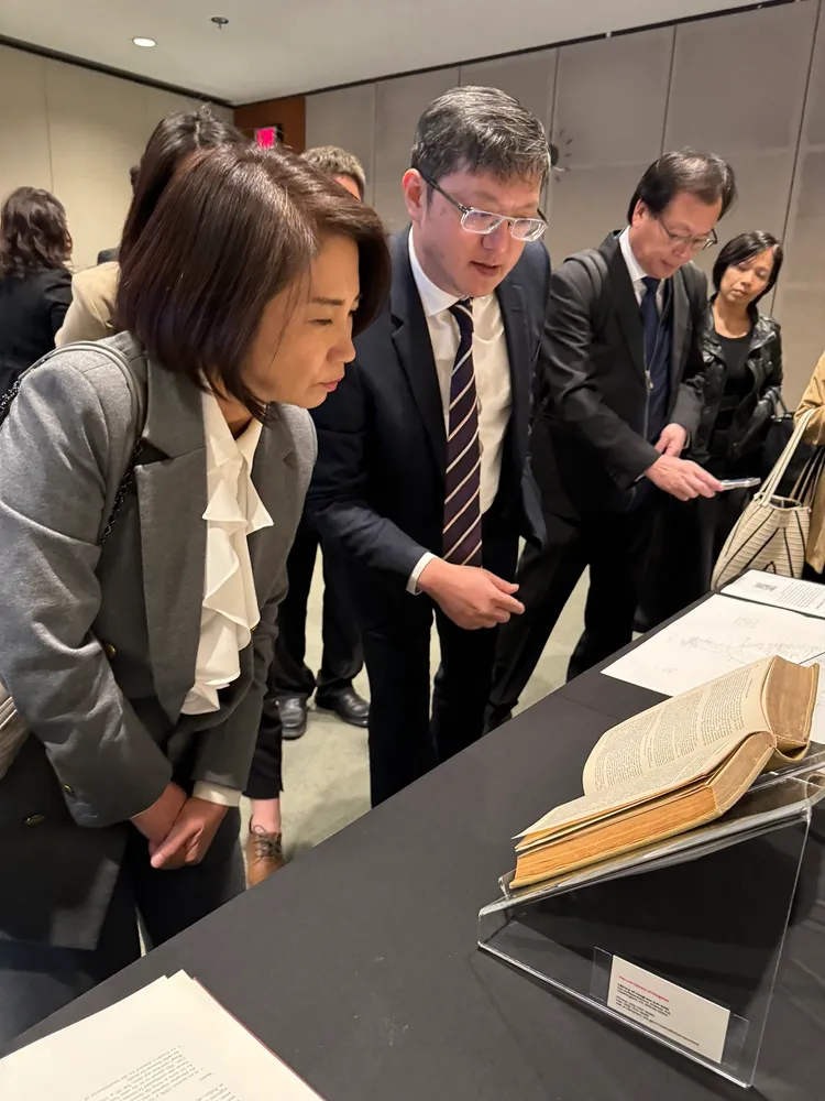 周春米參訪美國國會圖書館見證「南岬之盟」李仙得的國會報告文件。縣府提供