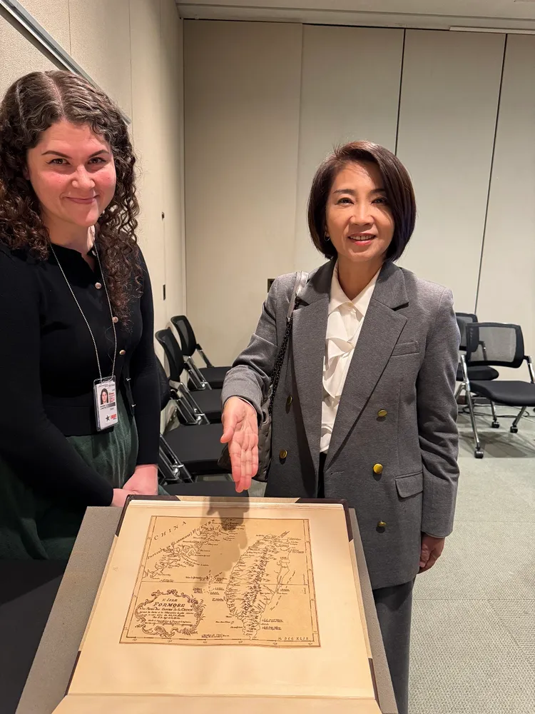 周春米參訪美國國會圖書館見證「南岬之盟」李仙得的國會報告文件。縣府提供