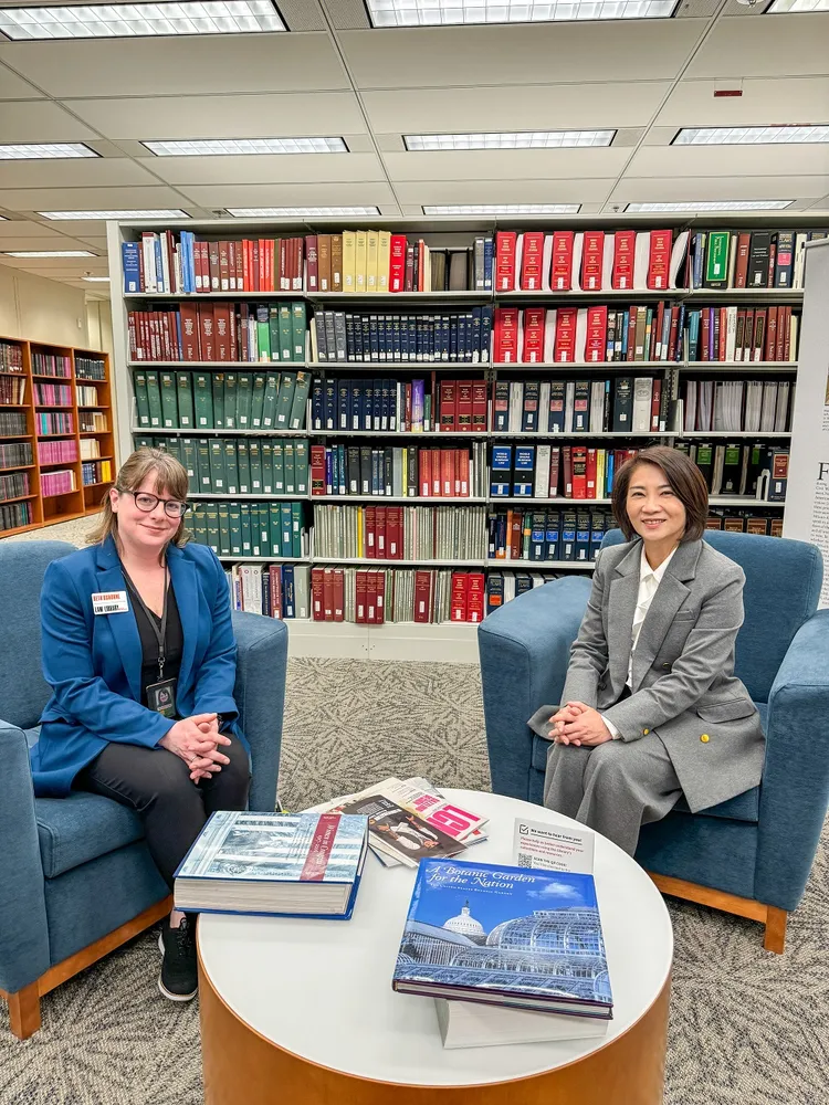 周春米參訪美國國會圖書館見證「南岬之盟」李仙得的國會報告文件。縣府提供