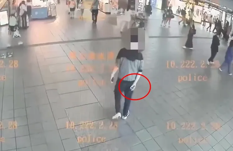 嫌犯拿著辣椒水。翻攝畫面