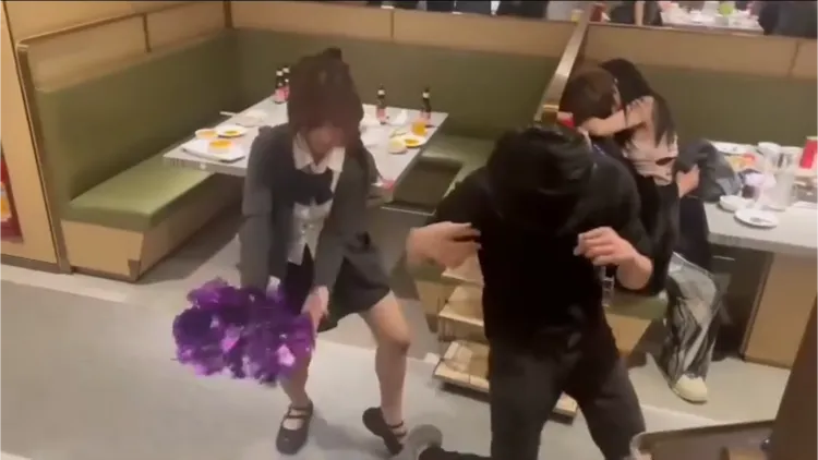 小情侶激情濕吻。翻攝自臉書